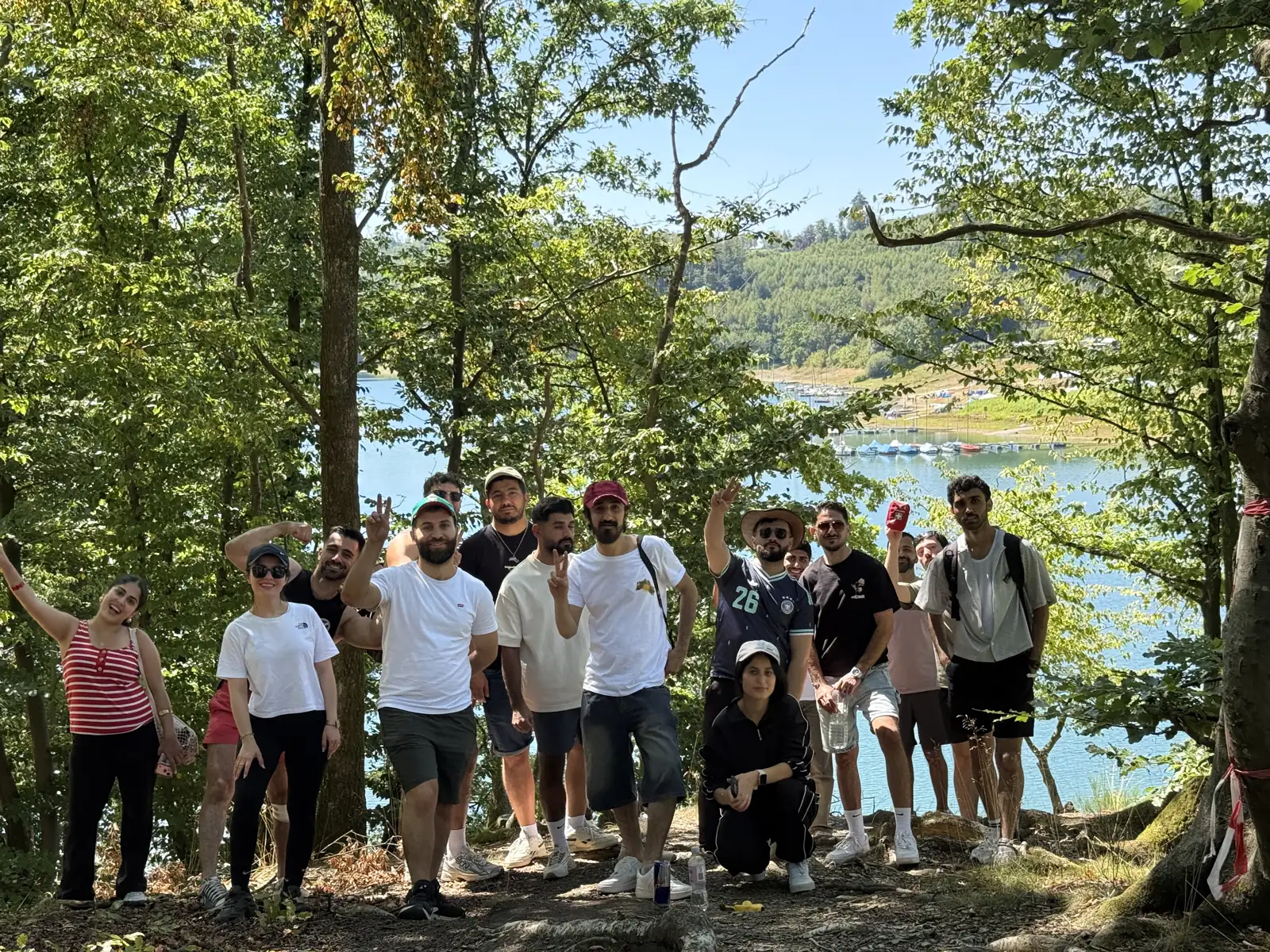 Gruppenfoto der KJD bei einem Ausflug an einem See