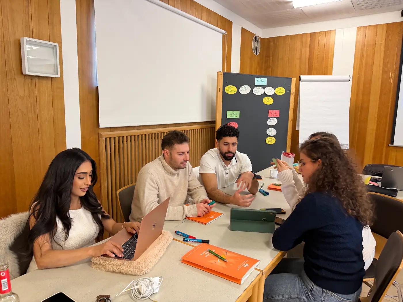 Workshop der KJD: Gruppenarbeit zu KI-Tools